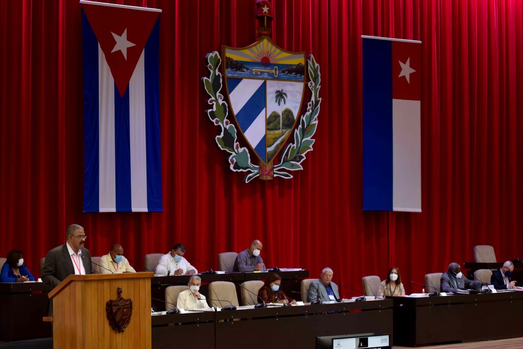 Rubén Remigio Ferro, presidente del Tribunal Supremo Popular, presenta el resultado de la consulta de los proyectos de leyes, en reunión que antecede al Octavo Período Ordinario de Sesiones de la IX Legislatura de la Asamblea Nacional del Poder Popular (ANPN), con sede en el Palacio de Convenciones, en La Habana, Cuba, el 18 de diciembre de 2021. ACN FOTO/Omara GARCÍA MEDEROS/ogm