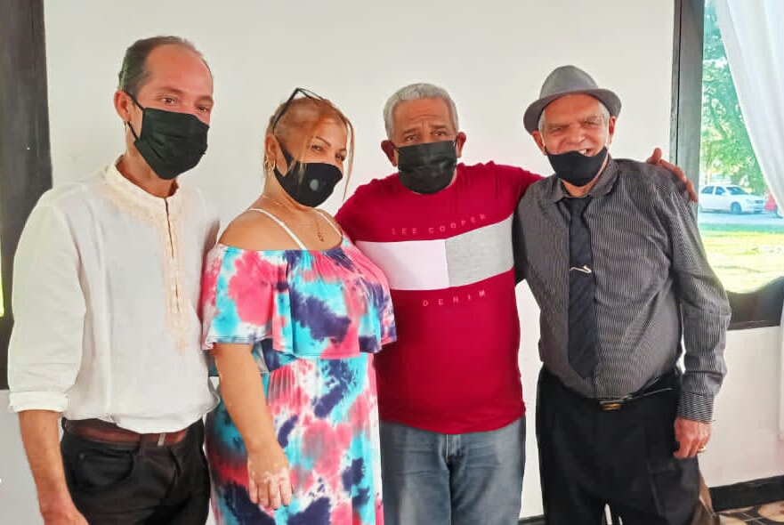 De izquierda a derecha Rubén Guerrera Batista (Premio Provincial de Patrimonio), Loumaris López Vila (Premio Provincial de Cultura Comunitaria con su proyecto sociocultural Corales del Golfo), Ernesto Martínez Robles (Premio Provincial de la Radio) y Lino Horacio Borbolla (Premio Provincial de Música) //Foto cortesía de Jorge Luis Sotomayor Feliz.