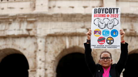 Una activista llama a boicotear los Juegos Olímpicos 2022 en Pekín un día antes de la cumbre del G20 en Roma (Italia), el 29 de octubre de 2021 // Foto Yara Nardi / Reuters