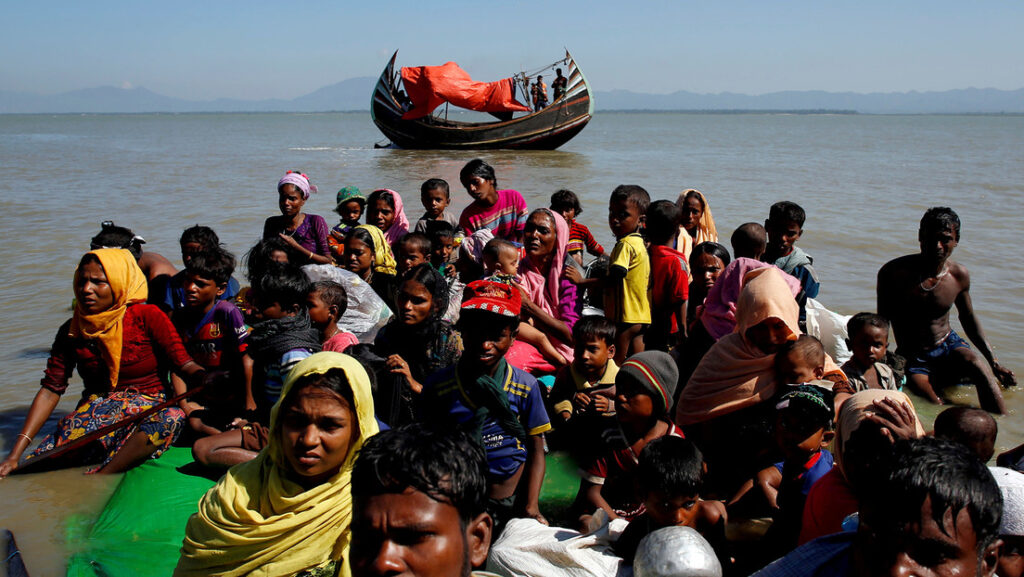 Refugiados rohinyás en un bote improvisado interrogados por la Guardia Fronteriza de Bangladesh cerca del campo de refugiados de Cox’s Bazar, el 9 de noviembre de 2017.Navesh Chitrakar / Reuters 