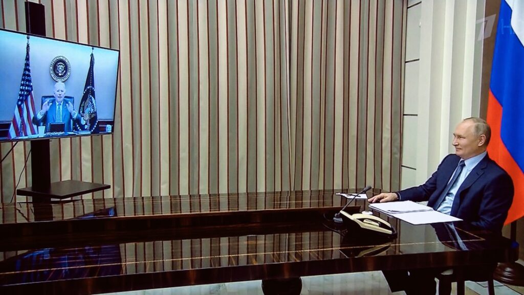 El presidente ruso Vladímir Putin, durante la cumbre por videoconferencia con su homólogo estadounidense Joe Biden, Sochi (Rusia), el 7 de diciembre de 2021.Serguéi Guneev / Sputnik 