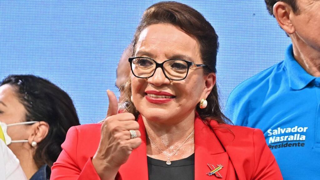Xiomara Castro luego de una conferencia de prensa en Tegucigalpa, Honduras, 28 de noviembre de 2021Foto: Luis Acosta / AFP