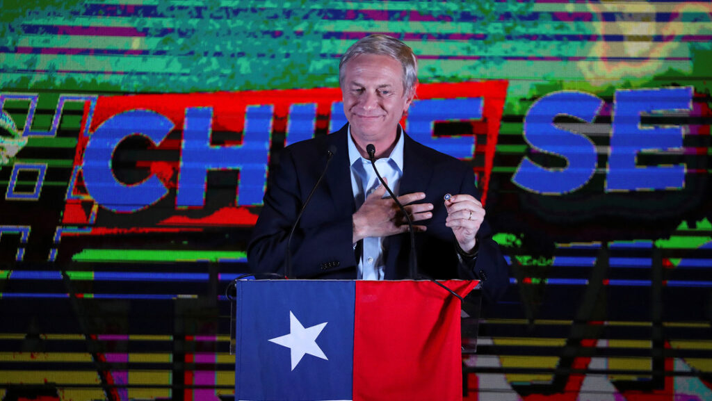 El candidato a presidente, José Antonio Kast, da un discurso en Santiago de Chile, el 21 de noviembre del 2021Ivan Alvarado / Reuters