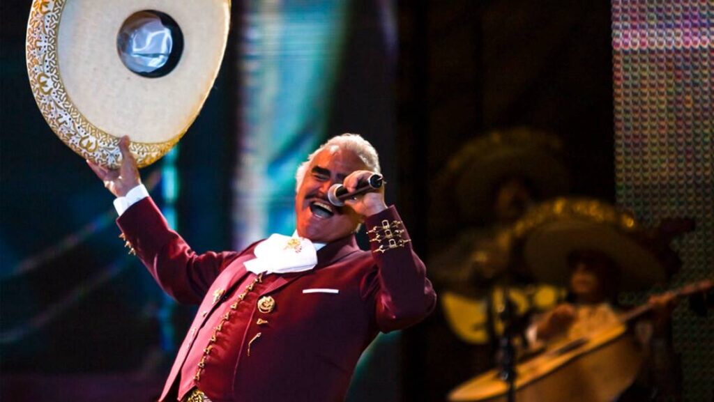 Vicente Fernández durante un concierto gratuito en el Día de San Valentín en el Zócalo de la Ciudad de México. 14 de febrero de 2009.Foto: Claudio Cruz / AP
