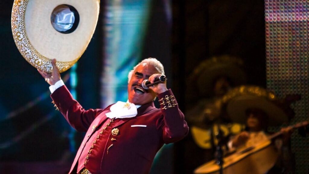 Vicente Fernández durante un concierto gratuito en el Día de San Valentín en el Zócalo de la Ciudad de México. 14 de febrero de 2009.Foto: Claudio Cruz / AP 