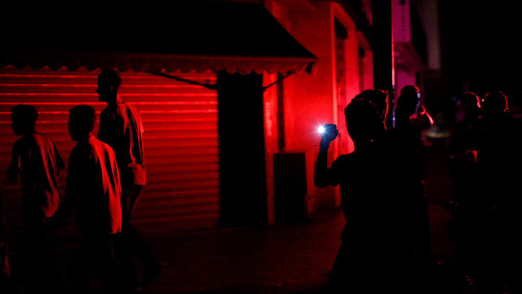 La gente camina en la calle durante un apagón en Caracas, Venezuela, 22 de julio de 2019Carlos Garcia Rawlins / Reuters 