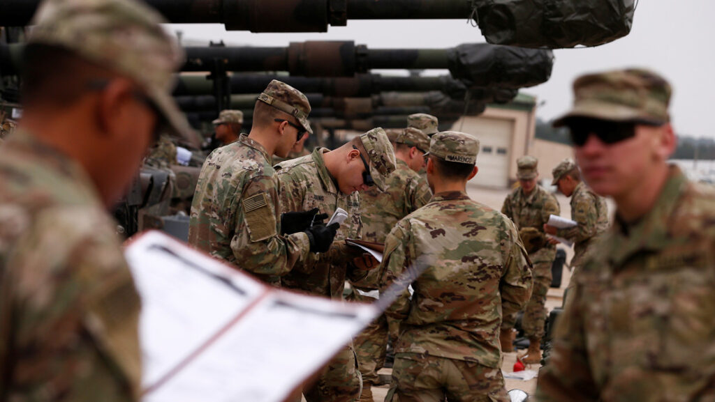 Tropas estadounidenses comprueban equipamientos para realizar ejercicios militares en Polonia, el 21 de marzo de 2019.Kacper Pempel / Reuters