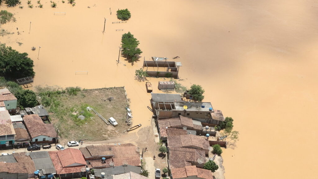 Vista aérea de una zona inundada en Porto Seguro (Bahía, Brasil), el 12 de diciembre de 2021.Isac Nobrega / Brazilian Presidency / Reuters 