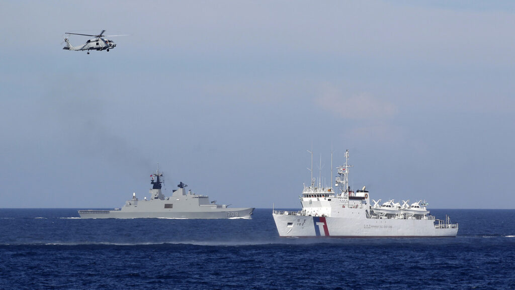 Un helicóptero S-70C vuela cerca de una fragata naval de Taiwán clase Lafayette (L) y una fragata de la Guardia Costera de Taiwán ‘Wei-hsing’ durante un ejercicio militar conjunto fuera de una base naval en el puerto de Kaohsiung.Pichi Chuang / Reuters