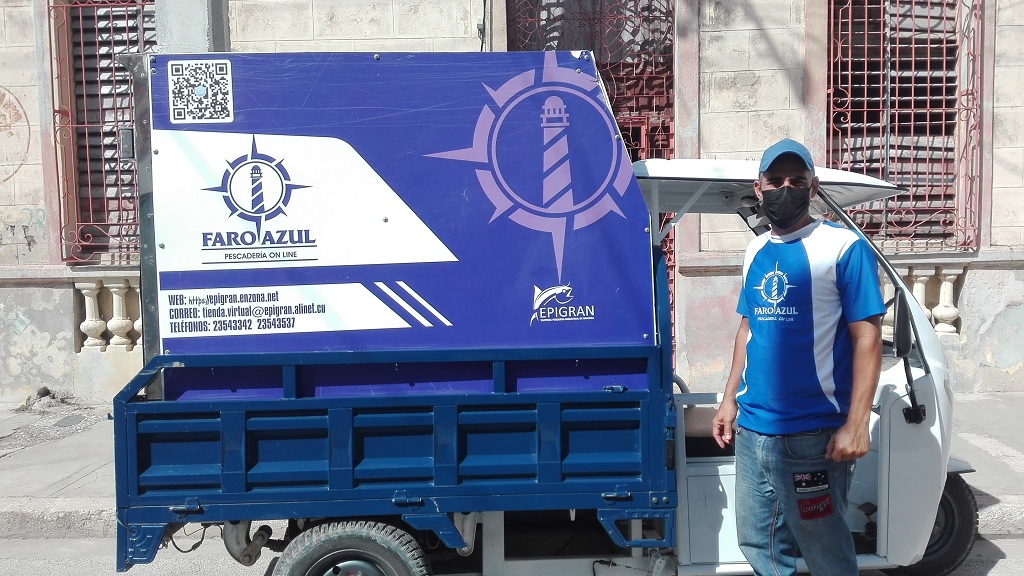 Carlos Yilber Medina Reyes es el repartidor, o como ellos mismos dicen, la cara de Faro Azul // Foto Marlene Herrera