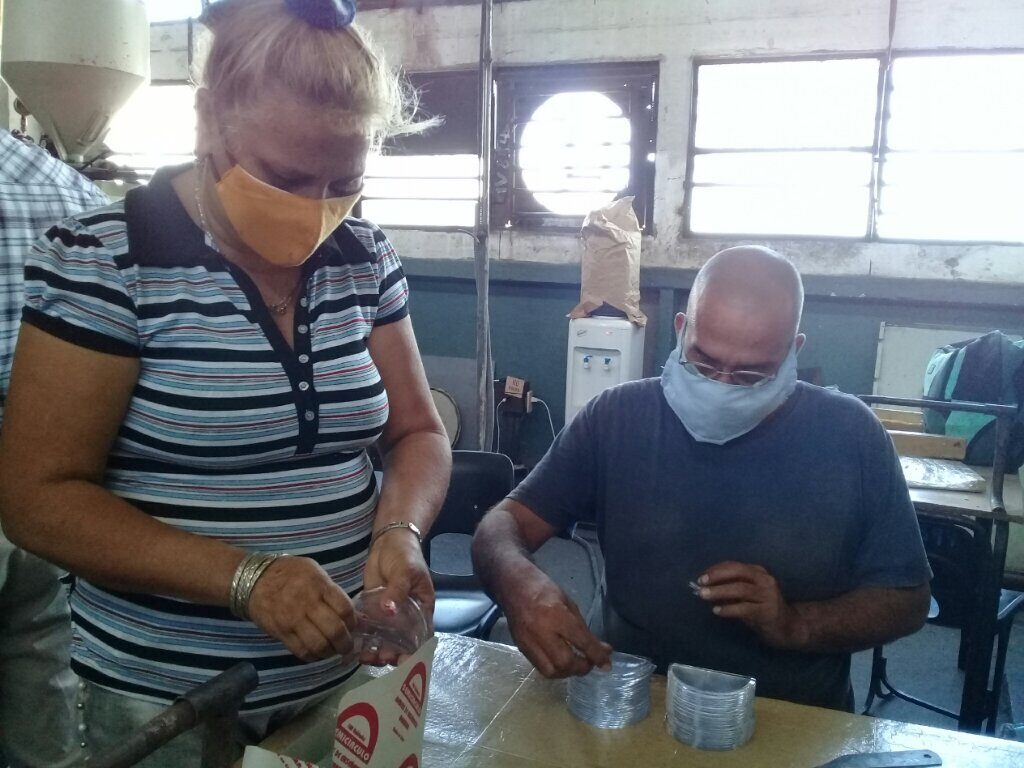 El semicírculo y el cartabón podrán ser serigrafiados // Foto Denia Fleitas