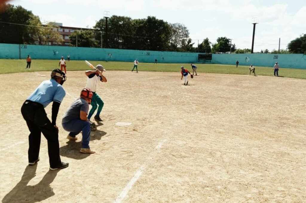 Al aniversario 63 del Triunfo de la Revolución cubana se dedica en Manzanillo la Copa de softbol para trabajadores Revolución //Foto cortesía de Alexis Sánchez Jerez