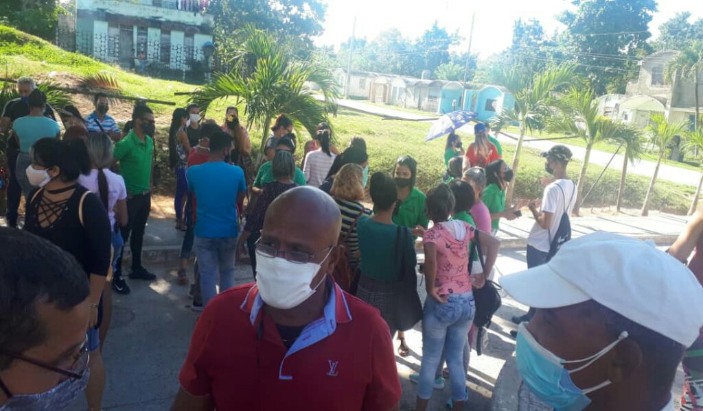 En la actividad realizada en el Reparto Taíno participaron los miembros de cinco proyectos de intervención comunitaria del campus Blas Roca Calderío de la Universidad de Granma //Foto cortesía de la M.Sc. Miralvis Núñez Peña