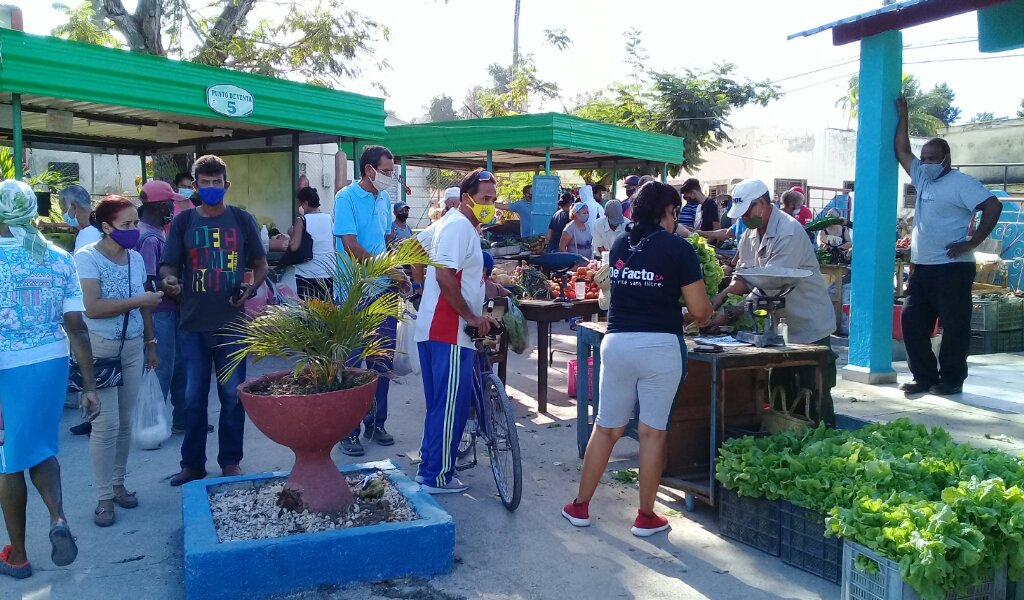 El mercado agropecuario La Kaba se sumó hoy al proyecto Amor y esperanza del Club Somos de primera //Foto Eliexer Pelaez Pacheco