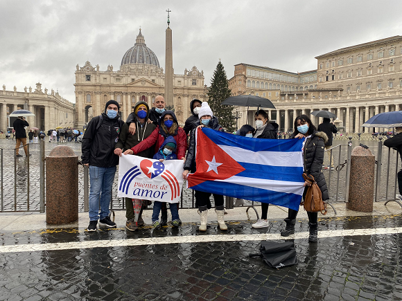 La comitiva asistió la víspera a la manifestación en la Plaza de San Pedro para recibir la bendición Urbi et Orbi (a la ciudad y el mundo) impartida por el papa Francisco con motivo de la Navidad. Foto: Twitter/Michele Curto.