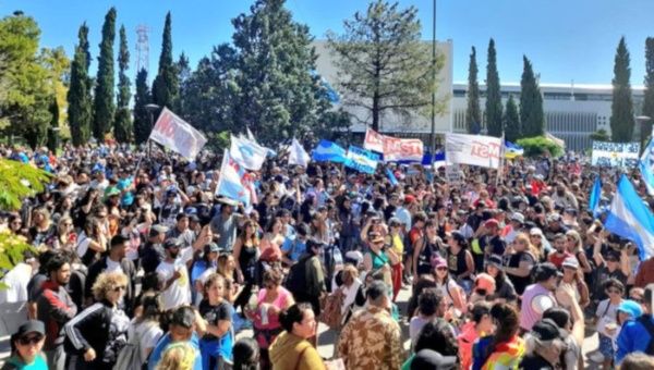 Una multitud convocada por organizaciones sociales, políticas, sindicales y ambientalistas celebra la anulación de la norma. | Foto: Twitter @MSTChubut