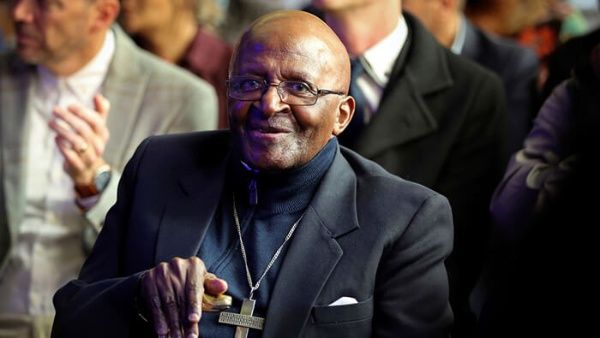 Al confirmarse el fallecimiento de Desmond Tutu, organismos de DD.HH. así como personalidades del mundo lamentaron vía redes sociales su partida física. | Foto: Reuters
