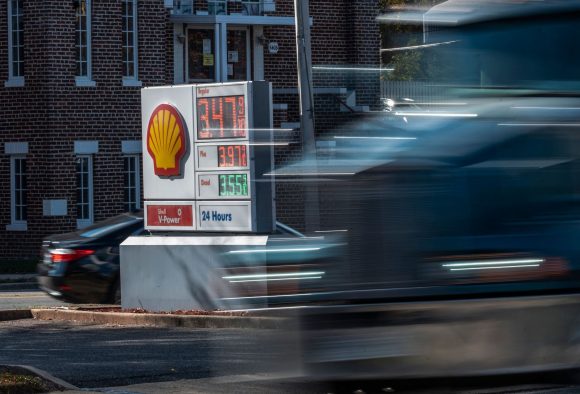 Gasolinera en Alexandria (Virginia), el 23 de noviembre. La subida de los precios de la energía ha contribuido al aumento de la inflación. Foto: AP.