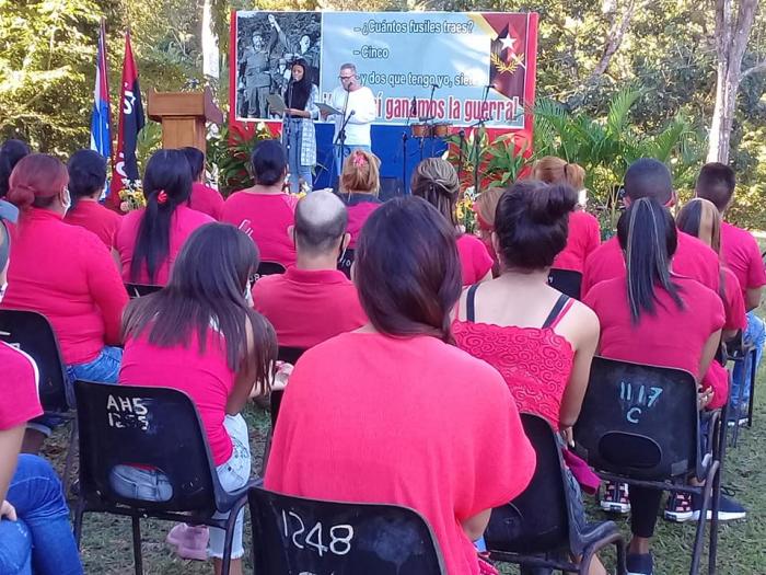 En el acto político-cultural estuvieron presentes, además, 65 jóvenes profesores del territorio, quienes junto a diez pioneros destacados realizaron desde el pasado día 16 una caminata de Alegría de Pío hasta Cinco Palmas. Foto: Jorge Luis Ríos Frías