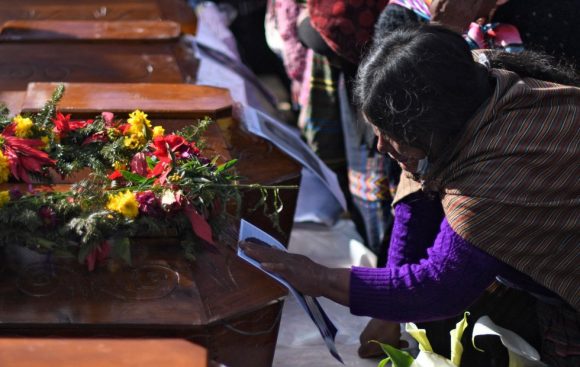 Una mujer llora frente a un ataúd durante una ceremonia después de que una decena de personas fueron asesinadas el sábado en Chiquix, una aldea que ha estado involucrada en un disputa territorial por el acceso al agua y la tierra. Foto: JOHAN ORDONEZ / AFP.