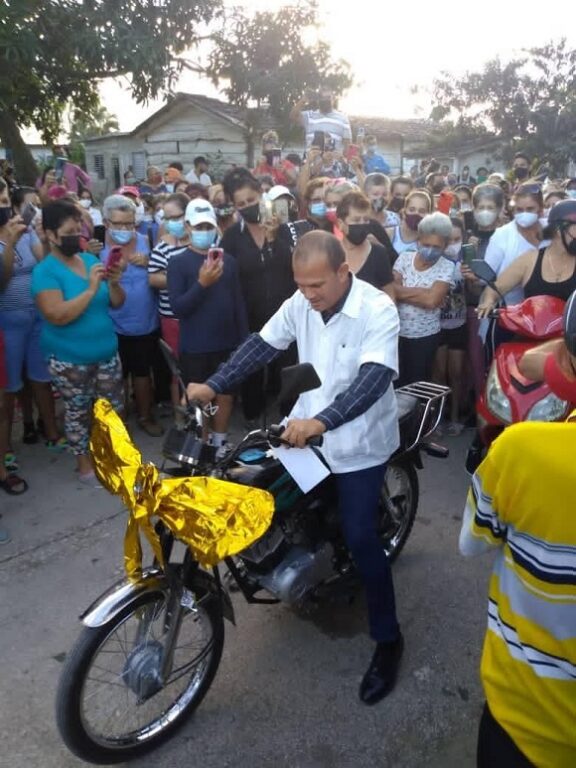 El pueblo de Santa Lucía fue testigo del regalo. Foto: Grupo Médico de Santa Lucía, vive en la línea roja / Facebook