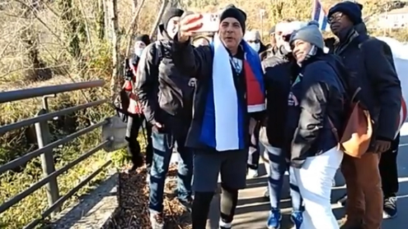 Los participantes en la caminata de Asís a Roma para exigir el cese del bloqueo estadounidense contra Cuba realizan hoy la segunda etapa de la peregrinación hasta la ciudad de Rieti. Foto: PL.