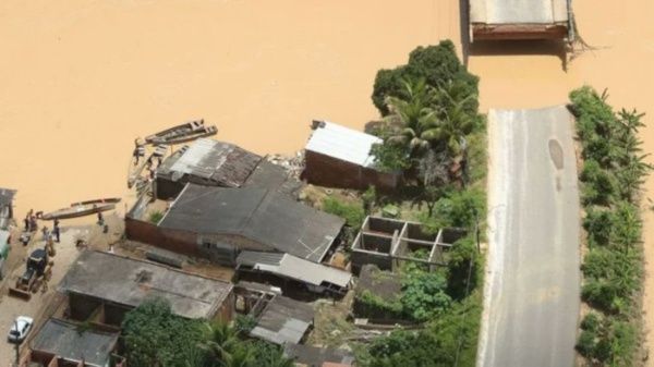 Las autoridades reportaron el derrumbe de una represa cerca de la ciudad de Vitoria da Conquista, sur de Bahía, en el noreste de Brasil tras semanas de lluvias e inundaciones. | Foto: Twitter @RobertGayol
