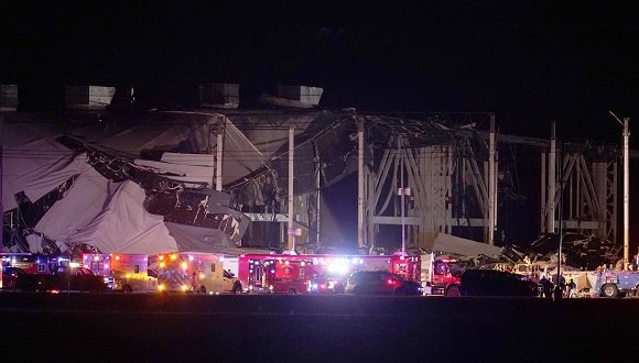 Vehículos de emergencia se sitúan fuera de un almacén de Amazon en Edwardsville, Illinois. 10 de diciembre de 2021. Foto: AP