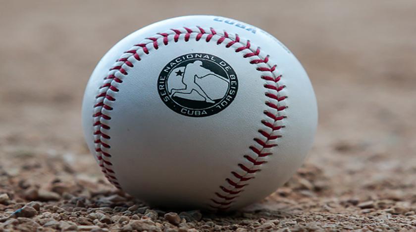 durante el segundo juego de la subserie Industriales vs Las Tunas de la segunda etapa de la 58 serie nacional de béisbol que tuvo lugar en el Estadio Latinoamericano el domingo 2 de diciembre de 2018, en La Habana, Cuba. Foto: Calixto N. Llanes/Periódico JIT