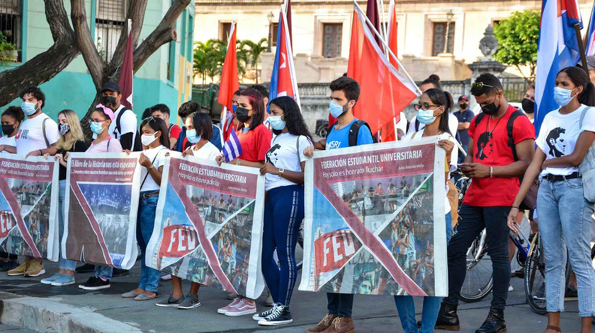 Acto de homenaje a Julio Antonio Mella en el Aniversario 93 de su asesinato, en el monumento homónimo al pie de la escalinata universitaria, en La Habana, Cuba, el 10 de enero de 2022.  ACN  FOTO/ Diana Inés RODRÍGUEZ RODRÍGUEZ/ rrcc