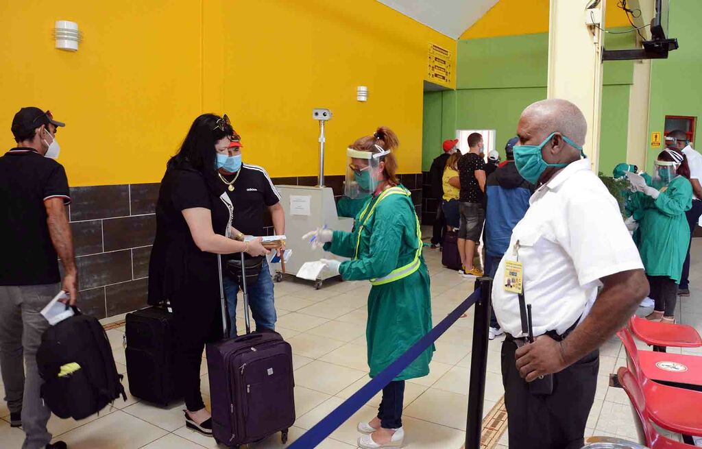Con riguroso protocola sanitario reciben a pasajeros de vuelos internacionales en el Aeropuerto Internacional Ignacio Agramonte de Camagüey, el 24 de octubre de 2020.ACN FOTO/Rodolfo BLANCO CUÉ