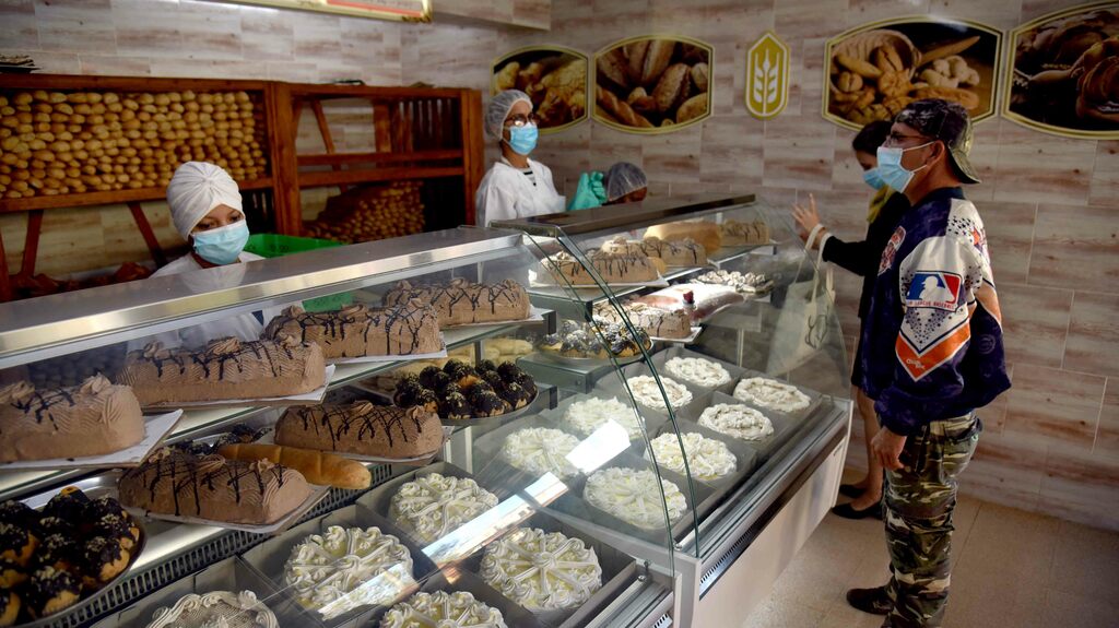 Productos que se comercializan en la dulcería-panadería Náutico, en el municipio de Playa, perteneciente a la Cadena Cubana del Pan, del Grupo Empresarial de la Industria Alimenticia en La Habana, Cuba. 19 de enero de 2022.  ACN FOTO/Omara GARCÍA MEDEROS/ogm