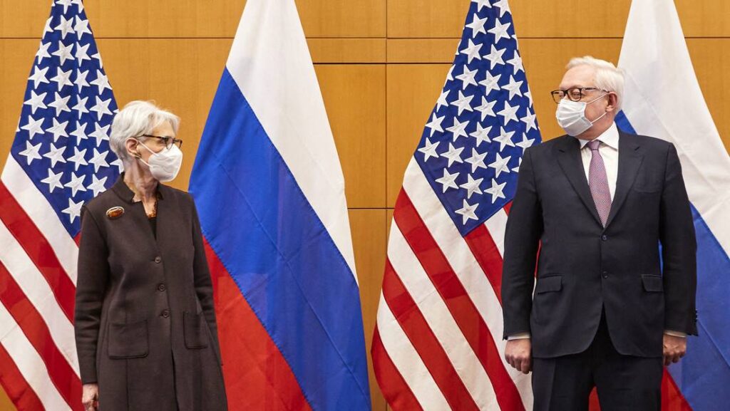 El viceministro de Asuntos Exteriores de Rusia, Serguéi Riabkov, y la subsecretaria de Estado de EE.UU., Wendy Sherman, en la misión permanente de EE.UU. en Ginebra, Suiza, el 10 de enero de 2022.Foto: Denis Balibouse / AFP 