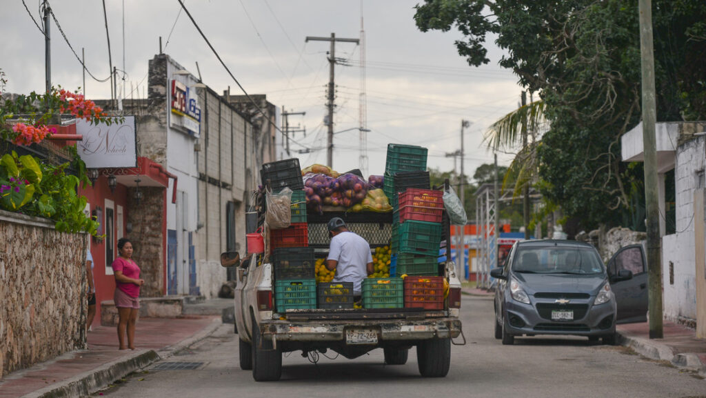Vendedor de frutas y verduras en Hocabá, Yucatán, México, 3 de diciembre de 2021Artur Widak / Gettyimages.ru 