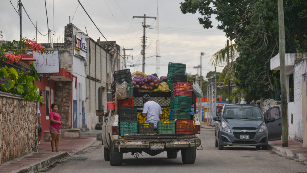 Vendedor de frutas y verduras en Hocabá, Yucatán, México, 3 de diciembre de 2021Artur Widak / Gettyimages.ru