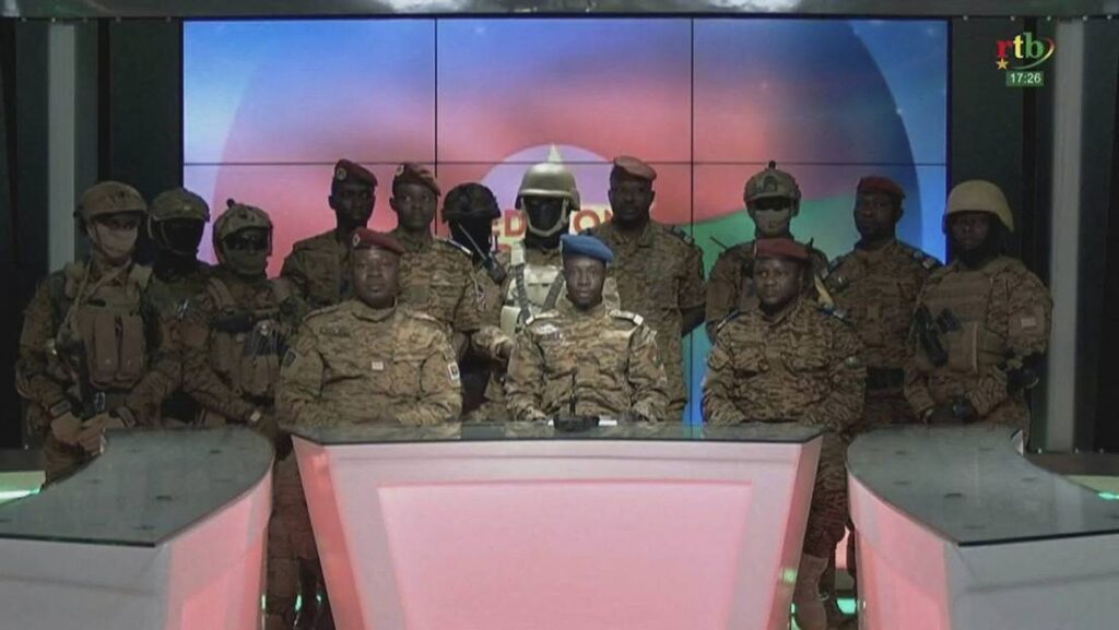 El capitán Sidsoré Kader Ouedraogo y soldados uniformados anuncian que han tomado el poder y «han puesto fin al mandato» del presidente de Burkina Faso, Roch Marc Christian Kaboré, Uagadugú, 24 de enero de 2022.Foto: Radio Télévision du Burkina (RTB) / AFP