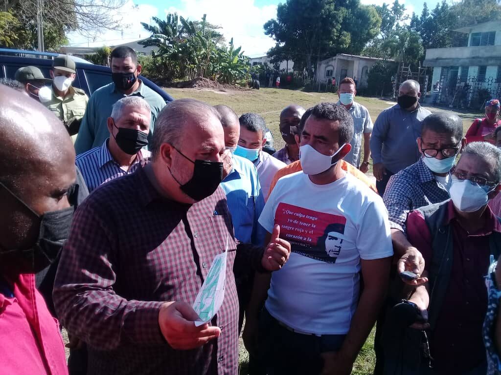 Intercambia Primer ministro con pobladores del Reparto El Taíno // Foto Lilian Salvat