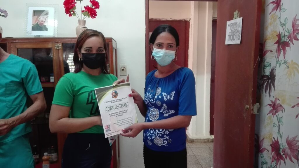 Se entrega la condición Joven Destacado en la Fábrica de conservas La Manzanillera // Foto Marlene Herrera