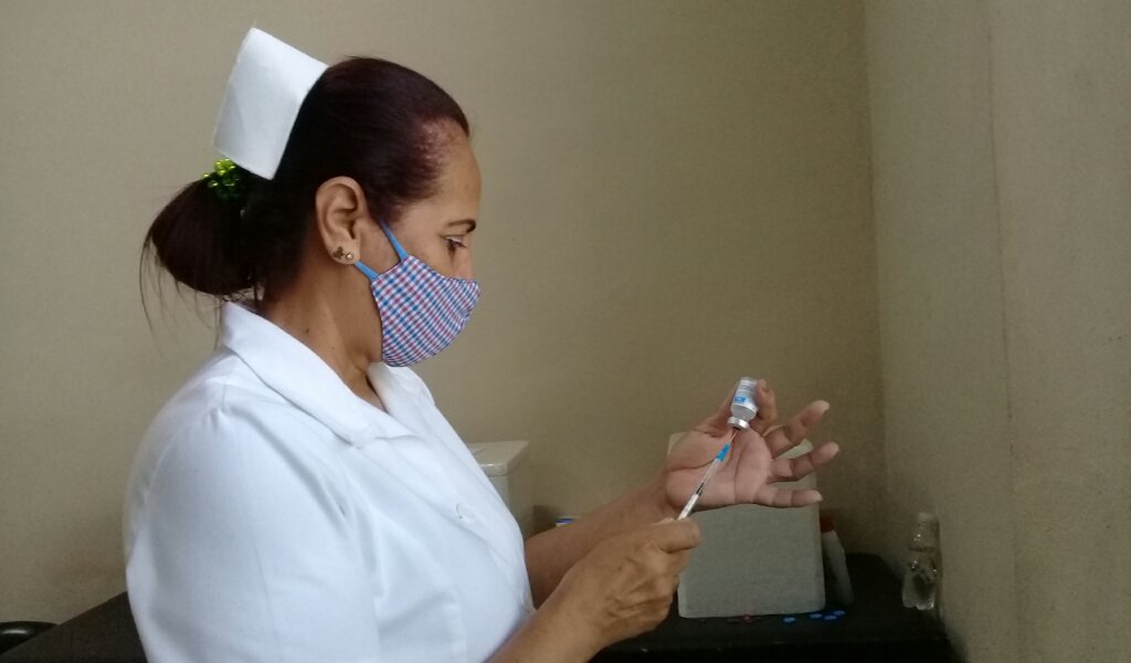 La vacunación con la dosis de refuerzo ya comenzó en Manzanillo para toda la población adulta del territorio //Foto Eliexer Pelaez Pacheco