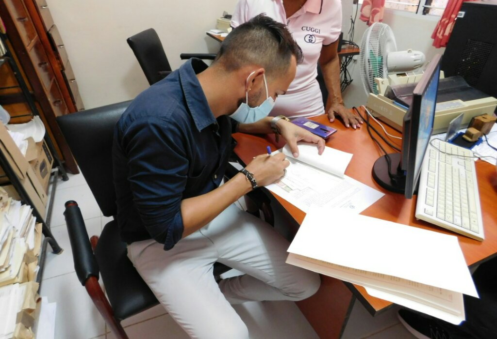 Momento en que Daniel firma oficialmente su ingreso en el Registro mercantil cubano //Foto cortesía del entrevistado