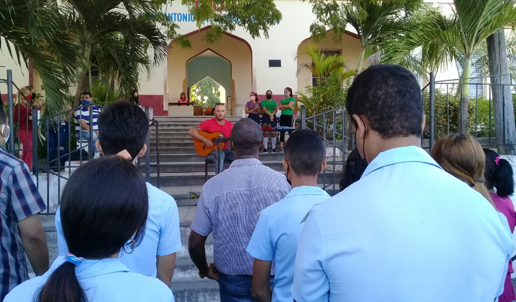 Los jóvenes manzanilleros recordaron a Mella en el aniversario 93 de su asesinato durante el acto municipal celebrado en el preuniversitario que lleva su hombre en este municipio  //Foto Eliexer Pelaez Pacheco 