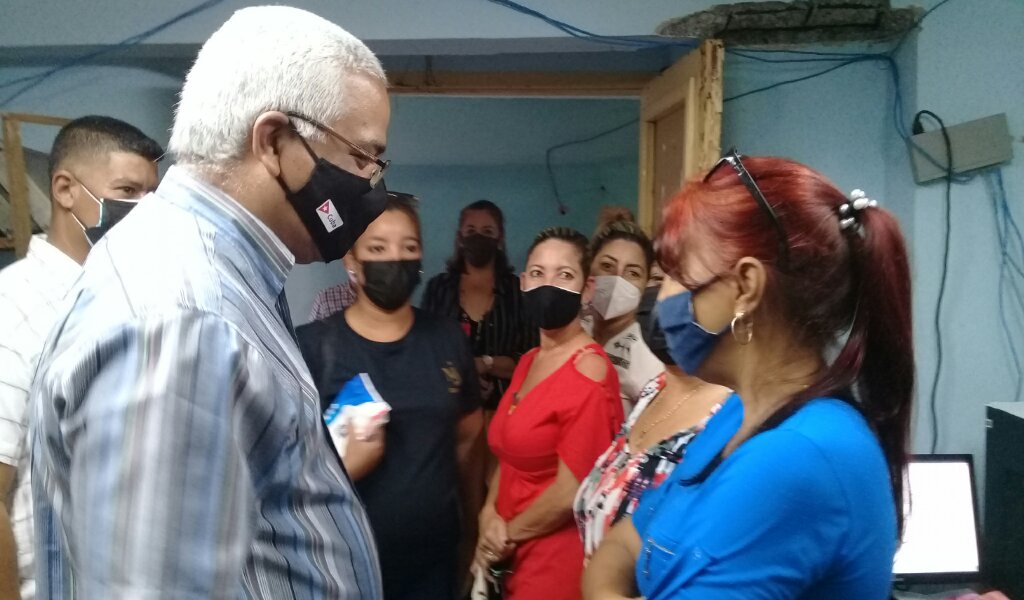 Oscar Silvera Martínez, Ministro de Justicia en Cuba intercambia con trabajadoras del Registro Civil de Manzanillo //Foto Eliexer Pelaez Pacheco 