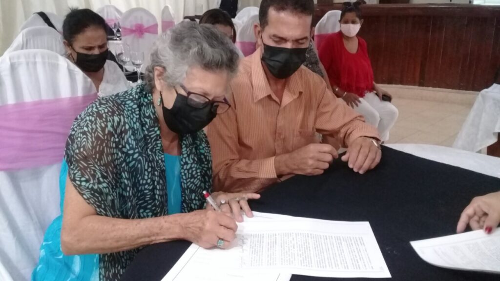 El matrimonio de María Rosa León Reyes y Josué Guilarte González integran como socios únicos la 19 microempresa de Manzanillo perteneciente al sector privado, denominada La Rosita Agrobiot // Foto Denia Fleitas Rosales 