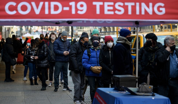 Con 1.080.211 casos en las últimas 24 horas, Estados Unidos marcó el record mundial de contagios desde el inicio de la pandemia. Foto: AFP