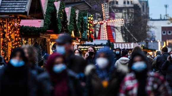 Personas con mascarillas caminan en el mercado navideño en la ciudad de Duisburg, Alemania. Foto: Ina Fassbender / Gettyimages.ru