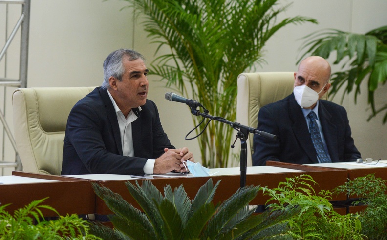 Intervención del Dr. Eduardo Martínez Díaz (I), presidente de BioCubaFarma, durante la conferencia de prensa sobre el Congreso Bio Habana 2022, en el salón de protocolo El Laguito, en La Habana, Cuba, el 15 de febrero de 2022.
ACN FOTO/ Marcelino VÁZQUEZ HERNÁNDEZ/ rrcc