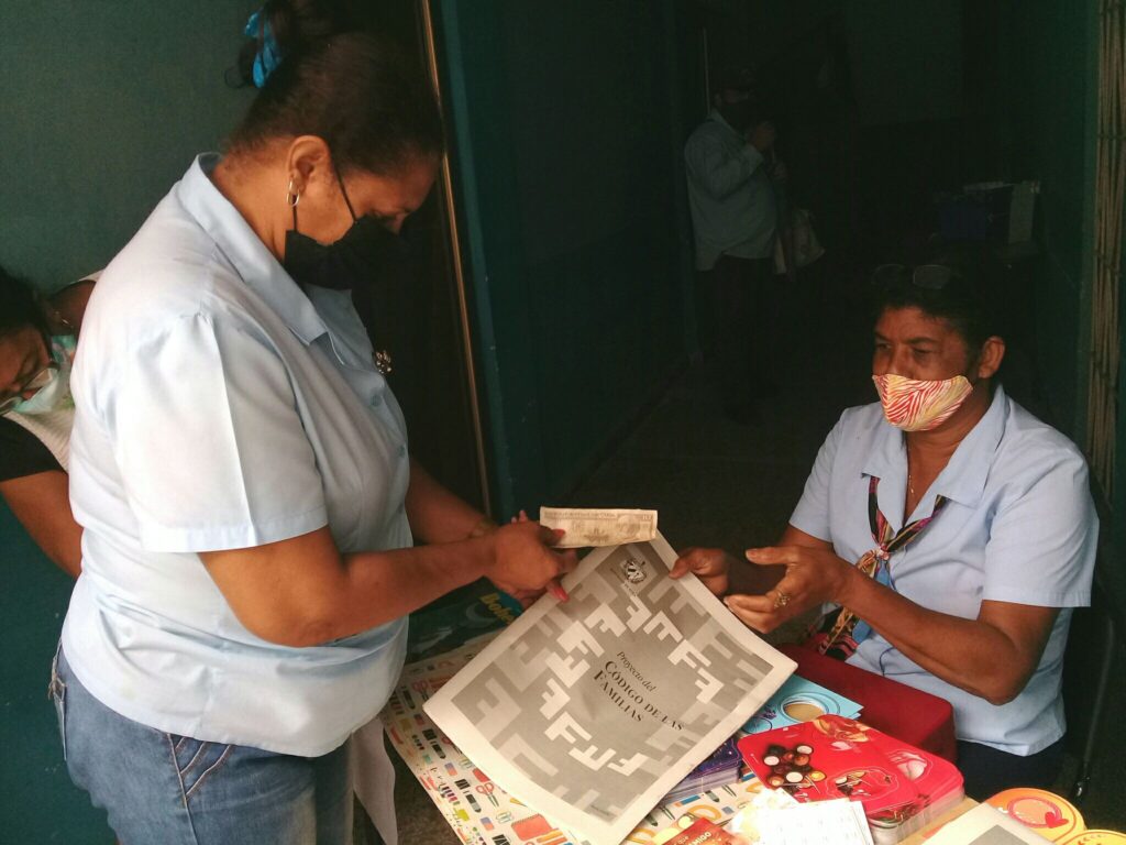 A la venta en Manzanillo tabloide especial del proyecto del Código de las familias/ Foto Lilian Salvat Romero