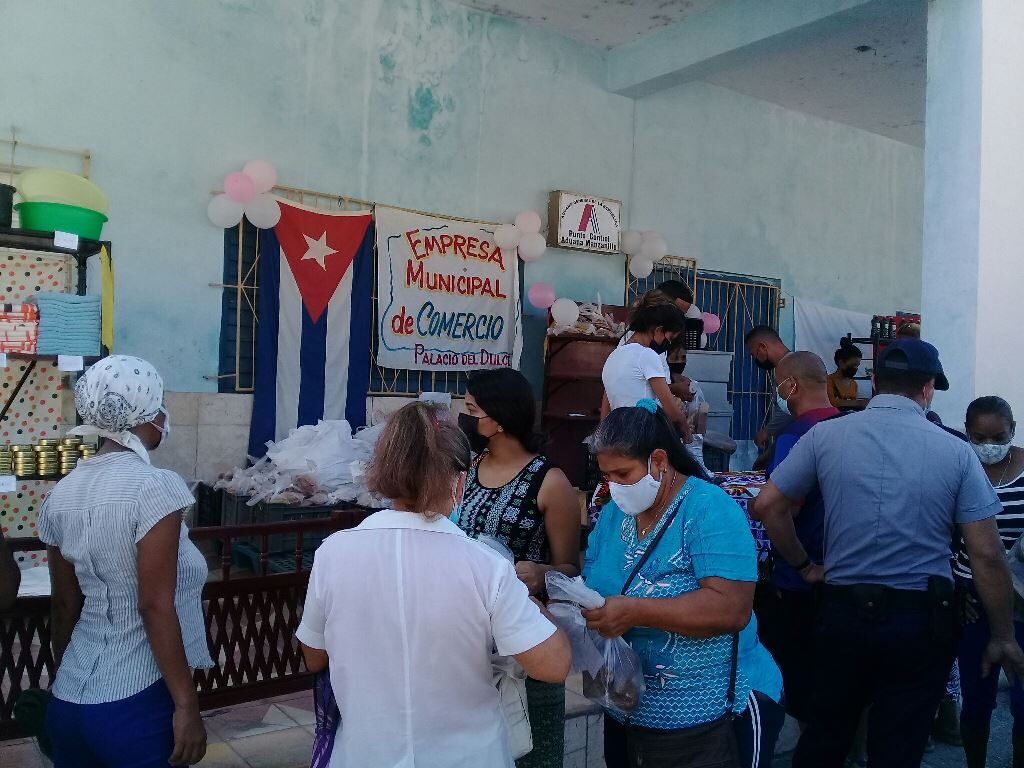Feria comercial por el Día del amor y la amistad/ Foto Lilian Salvat Romero