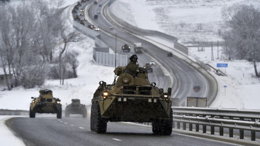 Un convoy de vehículos blindados rusos avanza por una carretera en la península de Crimea, Rusia, 18 de enero de 2022. AP