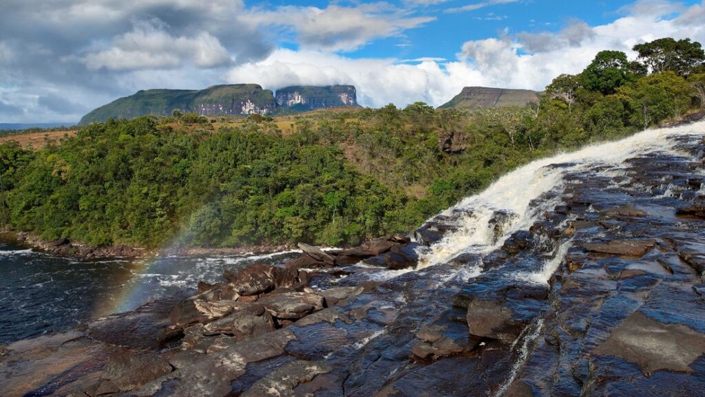 Cascada de El Sapo, Parque Nacional Canaima, estado Bolívar, VenezuelaJuergen Ritterbach / Legion-Media 